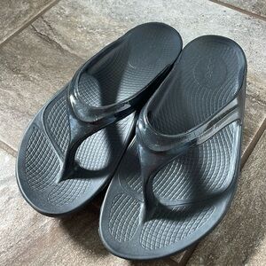 Oofos flip flops, black size 8 women’s